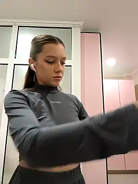 AliceBrayan online show from 12/17/25, 05:07