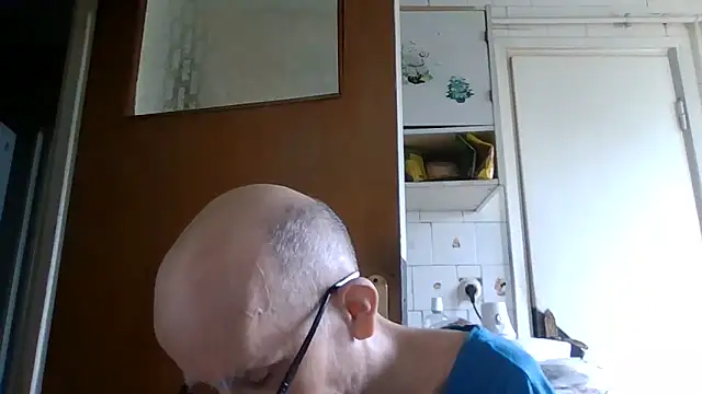 Snapshot of mariusica1@xh chatting on 06/10/26, 02:07 mariusica1xh online show from 06/10/26, 02:07