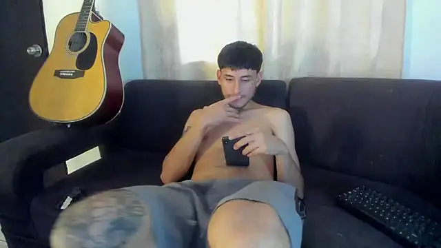 Snapshot of Henrikk_senn chatting on 10/26/25, 03:01 Henrikk senn online show from 10/26/25, 03:01