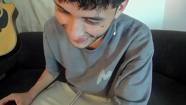 Snapshot of Henrikk_senn chatting on 09/30/25, 12:49 Henrikk senn online show from 09/30/25, 12:49