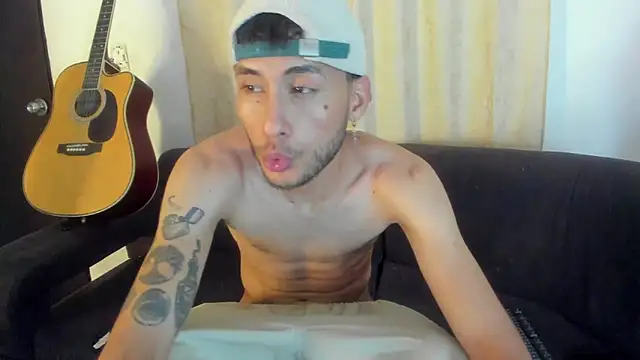 Snapshot of Henrikk_senn chatting on 10/26/25, 02:56 Henrikk senn online show from 10/26/25, 02:56