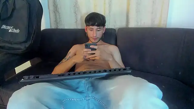 Snapshot of Henrikk_senn chatting on 10/05/25, 09:22 Henrikk senn online show from 10/05/25, 09:22