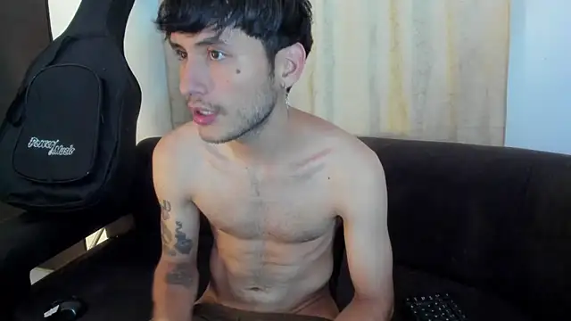 Snapshot of Henrikk_senn chatting on 10/17/25, 02:37 Henrikk senn online show from 10/17/25, 02:37