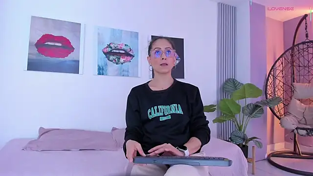 Angela donnato online show from 10/11/25, 03:18