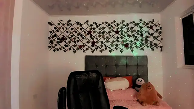 Snapshot of Lilith_Miller21 chatting on 12/20/25, 07:06 Lilith Miller21 online show from 12/20/25, 07:06