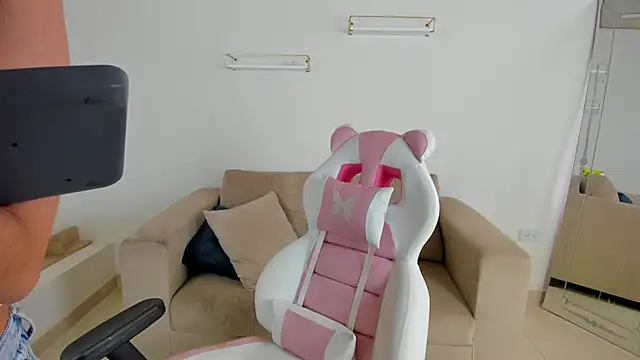 Charlotte cowell sub1  online show from 10/29/25, 08:52