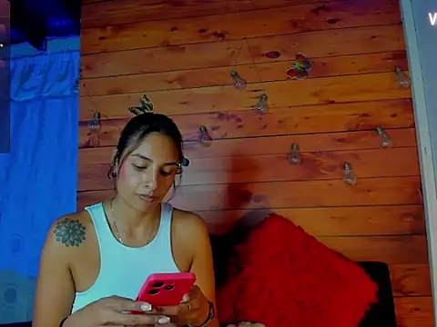 Snapshot of mykaelahoney chatting on 10/16/25, 03:26 mykaelahoney online show from 10/16/25, 03:26