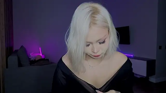 RileyMee online show from 11/25/25, 03:40