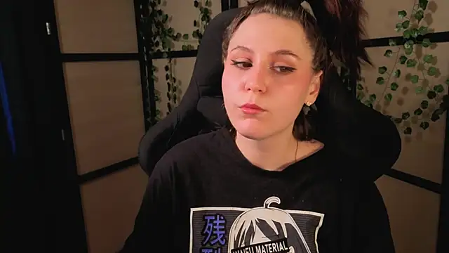 Snapshot of Diana_Flower chatting on 04/11/26, 02:32 Diana Flower online show from 04/11/26, 02:32