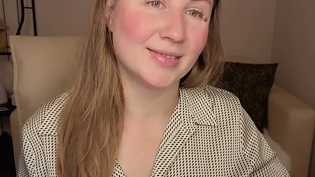 Snapshot of Helens_love chatting on 10/16/25, 01:25 Helens love online show from 10/16/25, 01:25