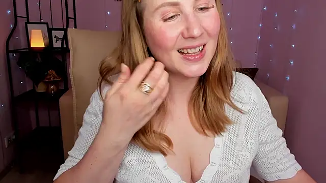 Snapshot of Helens_love chatting on 03/04/25, 06:15 Helens love online show from 03/04/25, 06:15