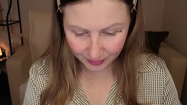 Snapshot of Helens_love chatting on 10/19/25, 12:46 Helens love online show from 10/19/25, 12:46