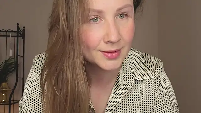 Snapshot of Helens_love chatting on 06/12/26, 02:53 Helens love online show from 06/12/26, 02:53