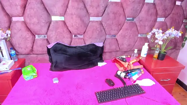Snapshot of SaraLoveee_ chatting on 03/11/25, 06:08 SaraLoveee  online show from 03/11/25, 06:08