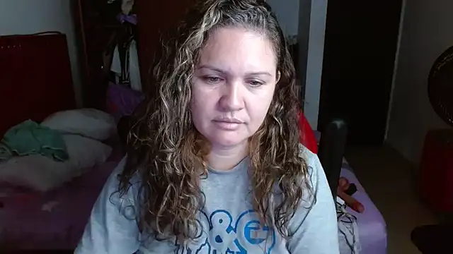 Snapshot of helenca43 chatting on 11/28/25, 09:20 helenca43 online show from 11/28/25, 09:20