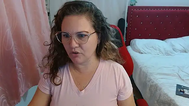 Snapshot of helenca43 chatting on 11/03/25, 10:19 helenca43 online show from 11/03/25, 10:19