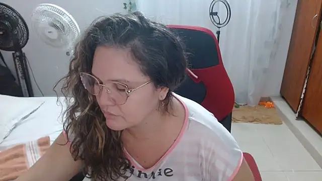 Snapshot of helenca43 chatting on 02/01/26, 09:18 helenca43 online show from 02/01/26, 09:18