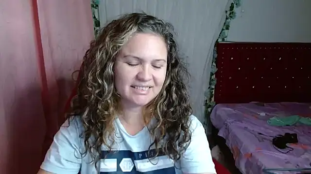 Snapshot of helenca43 chatting on 11/19/25, 09:53 helenca43 online show from 11/19/25, 09:53