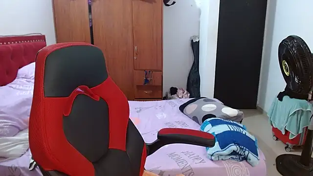 Snapshot of helenca43 chatting on 11/27/25, 10:16 helenca43 online show from 11/27/25, 10:16