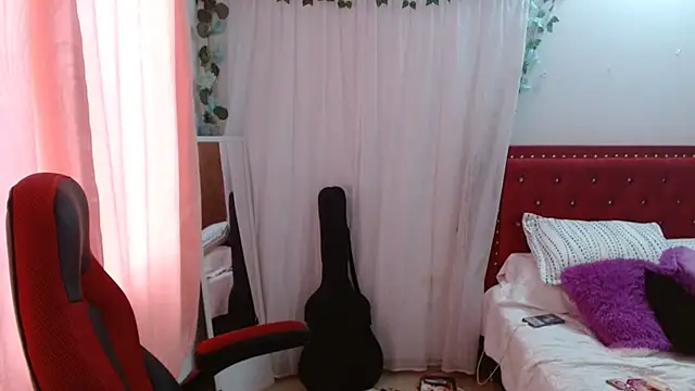 Snapshot of helenca43 chatting on 10/31/25, 12:57 helenca43 online show from 10/31/25, 12:57