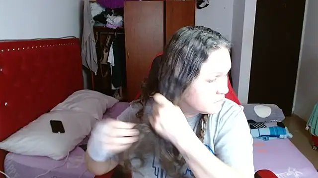 Snapshot of helenca43 chatting on 11/26/25, 11:10 helenca43 online show from 11/26/25, 11:10