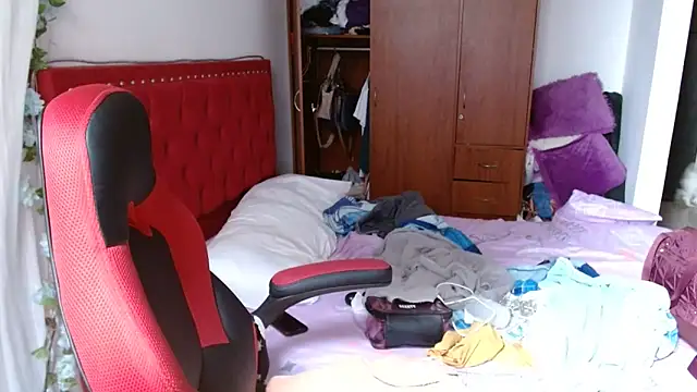 Snapshot of helenca43 chatting on 11/25/25, 12:49 helenca43 online show from 11/25/25, 12:49