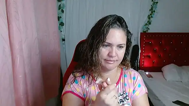 Snapshot of helenca43 chatting on 11/04/25, 09:13 helenca43 online show from 11/04/25, 09:13