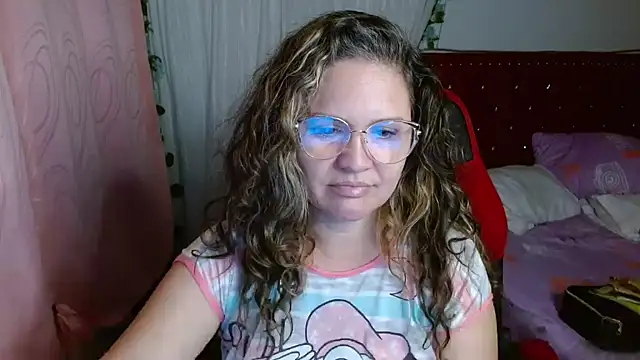 Snapshot of helenca43 chatting on 11/20/25, 08:15 helenca43 online show from 11/20/25, 08:15