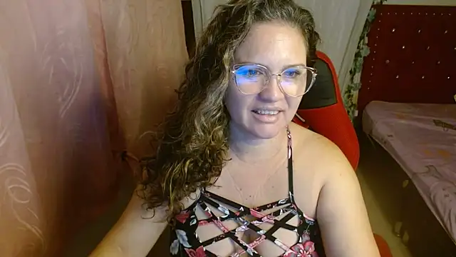 Snapshot of helenca43 chatting on 11/15/25, 09:24 helenca43 online show from 11/15/25, 09:24