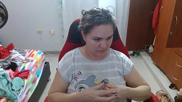 Snapshot of helenca43 chatting on 09/12/25, 12:11 helenca43 online show from 09/12/25, 12:11