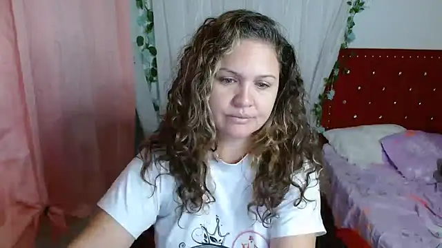 Snapshot of helenca43 chatting on 11/18/25, 08:39 helenca43 online show from 11/18/25, 08:39