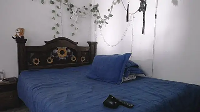 Snapshot of DominaLeona chatting on 07/03/26, 04:35 DominaLeona online show from 07/03/26, 04:35