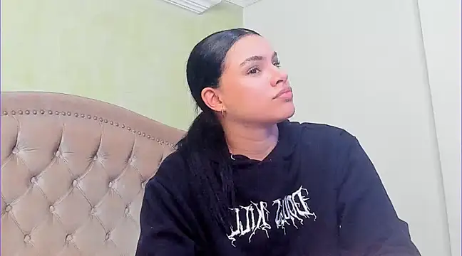 Luciluu20 online show from 02/18/25, 01:21