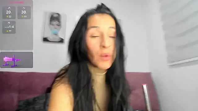Snapshot of leila_petitee_ chatting on 03/16/25, 10:11 leila petitee online show from 03/16/25, 10:11