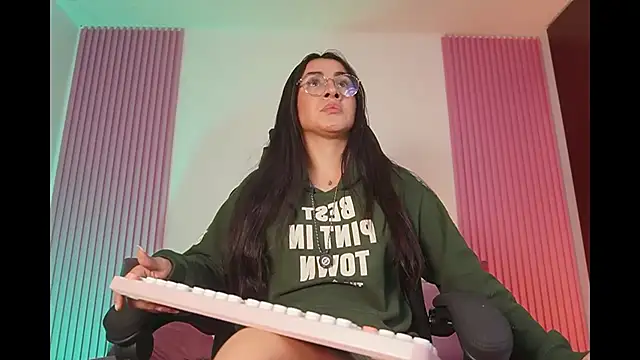 leila petitee  online show from 02/22/26, 11:34