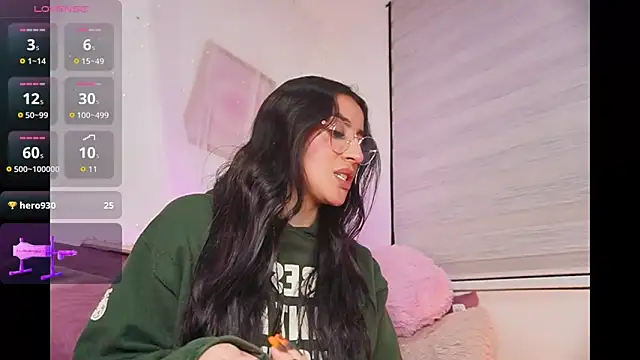 Snapshot of leila_petitee_ chatting on 10/12/25, 11:22 leila petitee online show from 10/12/25, 11:22
