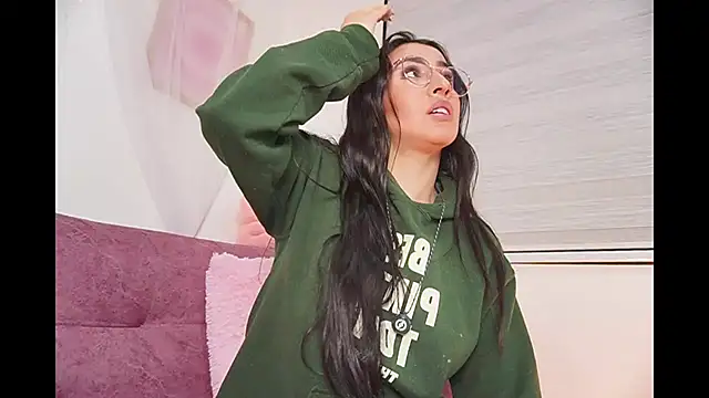 leila petitee  online show from 11/16/25, 01:38