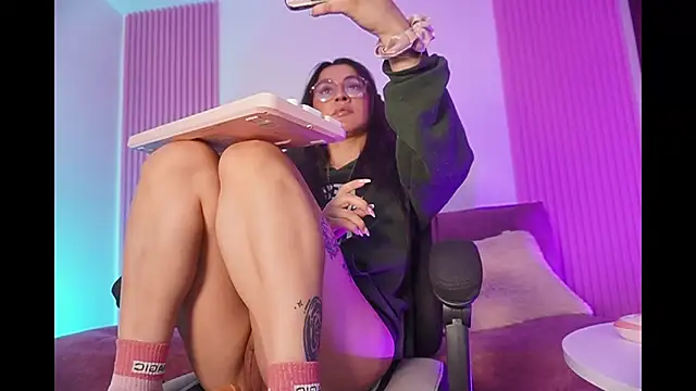 leila petitee  online show from 02/08/26, 02:15