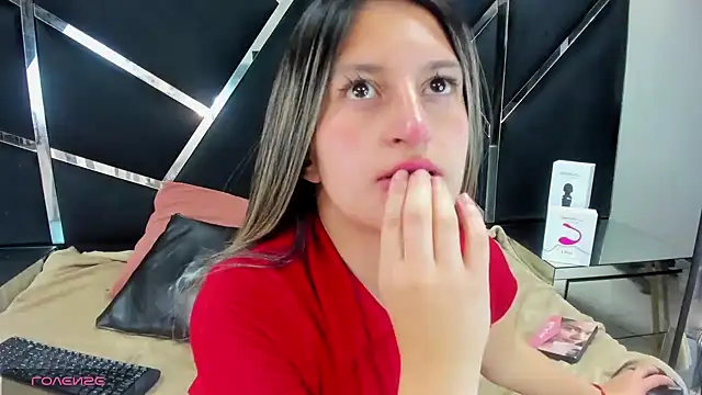 Snapshot of GiaRoussel chatting on 10/28/25, 03:33 GiaRoussel online show from 10/28/25, 03:33