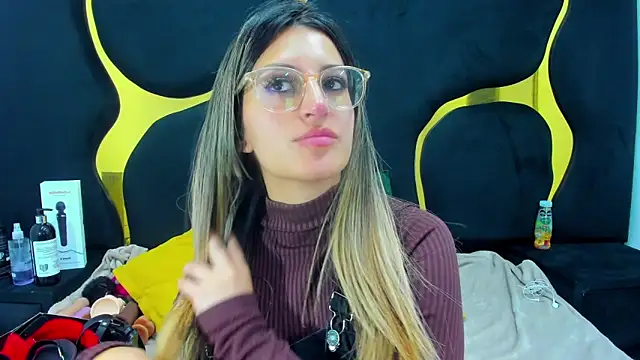 Snapshot of GiaRoussel chatting on 11/29/25, 05:02 GiaRoussel online show from 11/29/25, 05:02