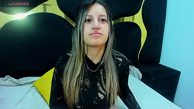 Snapshot of GiaRoussel chatting on 10/31/25, 03:08 GiaRoussel online show from 10/31/25, 03:08