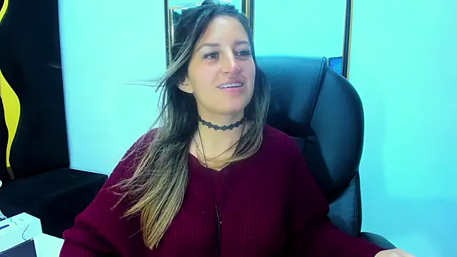 Snapshot of GiaRoussel chatting on 12/05/25, 04:38 GiaRoussel online show from 12/05/25, 04:38