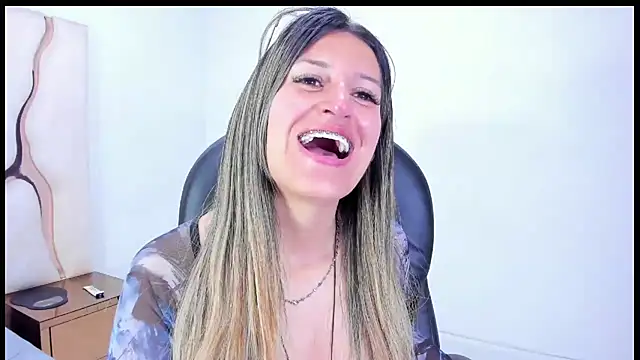 Snapshot of GiaRoussel chatting on 11/27/25, 04:18 GiaRoussel online show from 11/27/25, 04:18