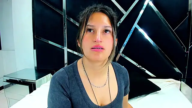 Snapshot of GiaRoussel chatting on 12/14/25, 06:02 GiaRoussel online show from 12/14/25, 06:02