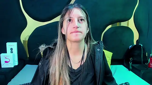 Snapshot of GiaRoussel chatting on 10/21/25, 03:11 GiaRoussel online show from 10/21/25, 03:11