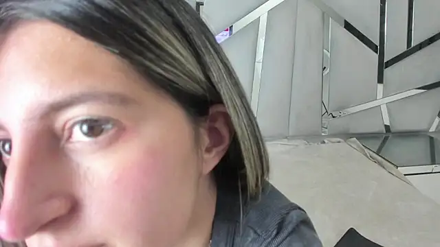 Snapshot of GiaRoussel chatting on 11/10/25, 03:06 GiaRoussel online show from 11/10/25, 03:06