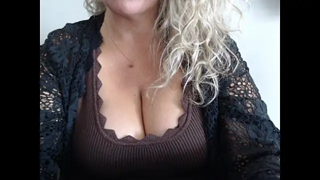 Snapshot of JenniLowen chatting on 06/11/26, 07:27 JenniLowen online show from 06/11/26, 07:27