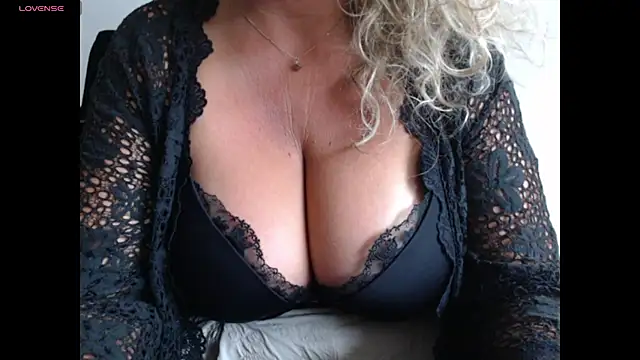Snapshot of JenniLowen chatting on 07/02/26, 09:15 JenniLowen online show from 07/02/26, 09:15