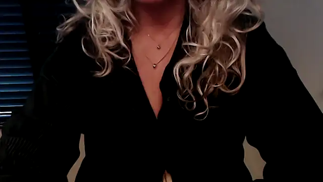 Snapshot of JenniLowen chatting on 10/12/25, 12:06 JenniLowen online show from 10/12/25, 12:06