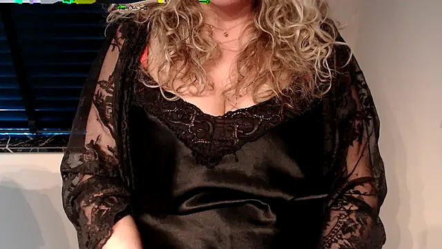 Snapshot of JenniLowen chatting on 03/18/25, 02:17 JenniLowen online show from 03/18/25, 02:17
